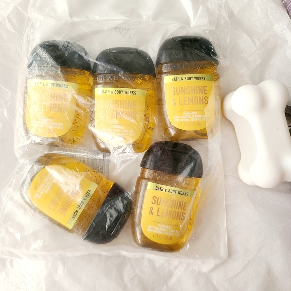 🐕‍🦺🤲NWT‼️BBW Wearable Doggie Holder w/ Clean-up Baggies w/ 5pk of Sanitizers - Picture 3 of 12